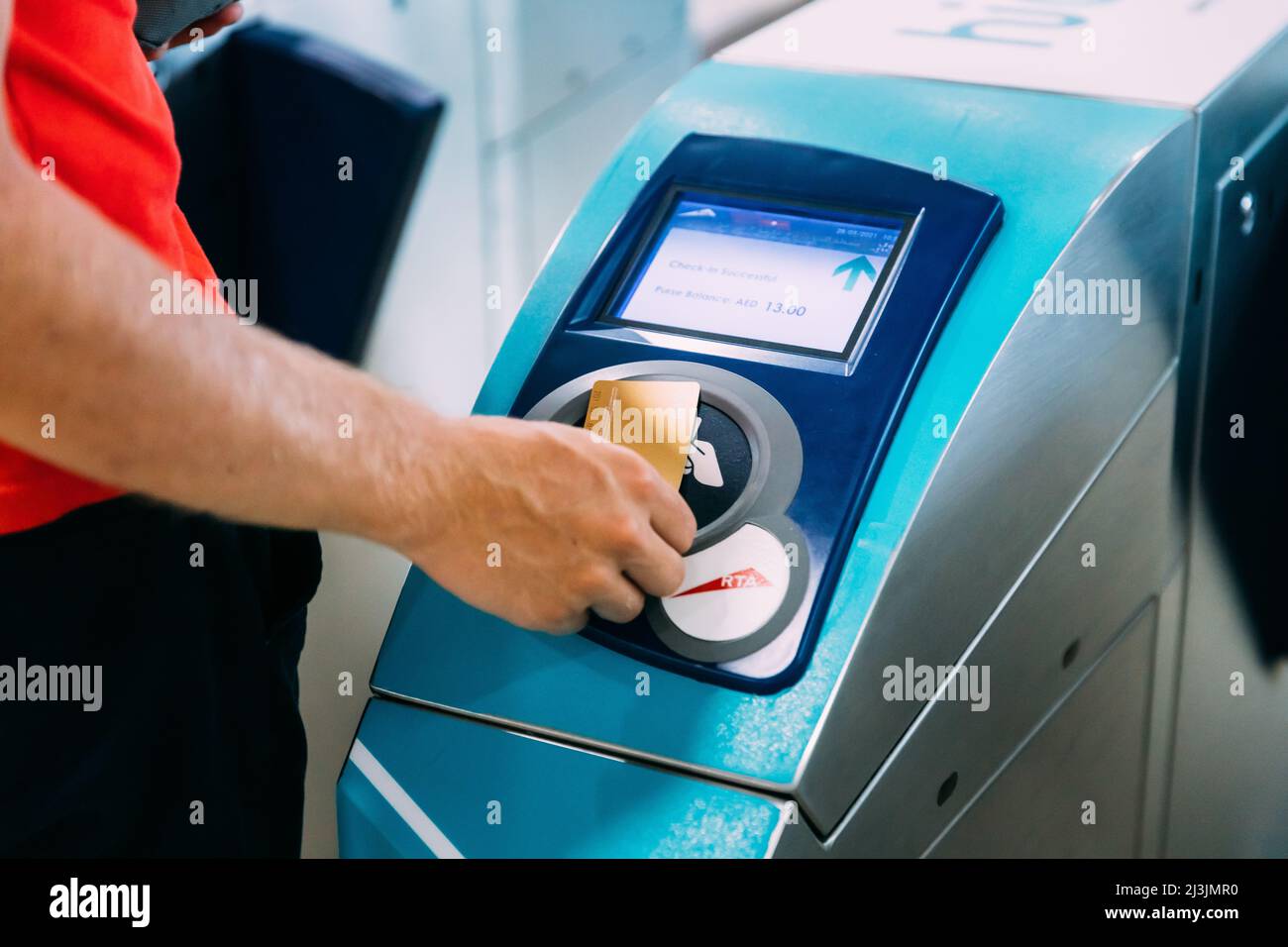 Dubai, Emirati Arabi Uniti - 28 maggio 2021: Applicazione di una carta d'oro al tornello della metropolitana di Dubai. Uomini che applicano una carta d'oro al turnstyle Foto Stock