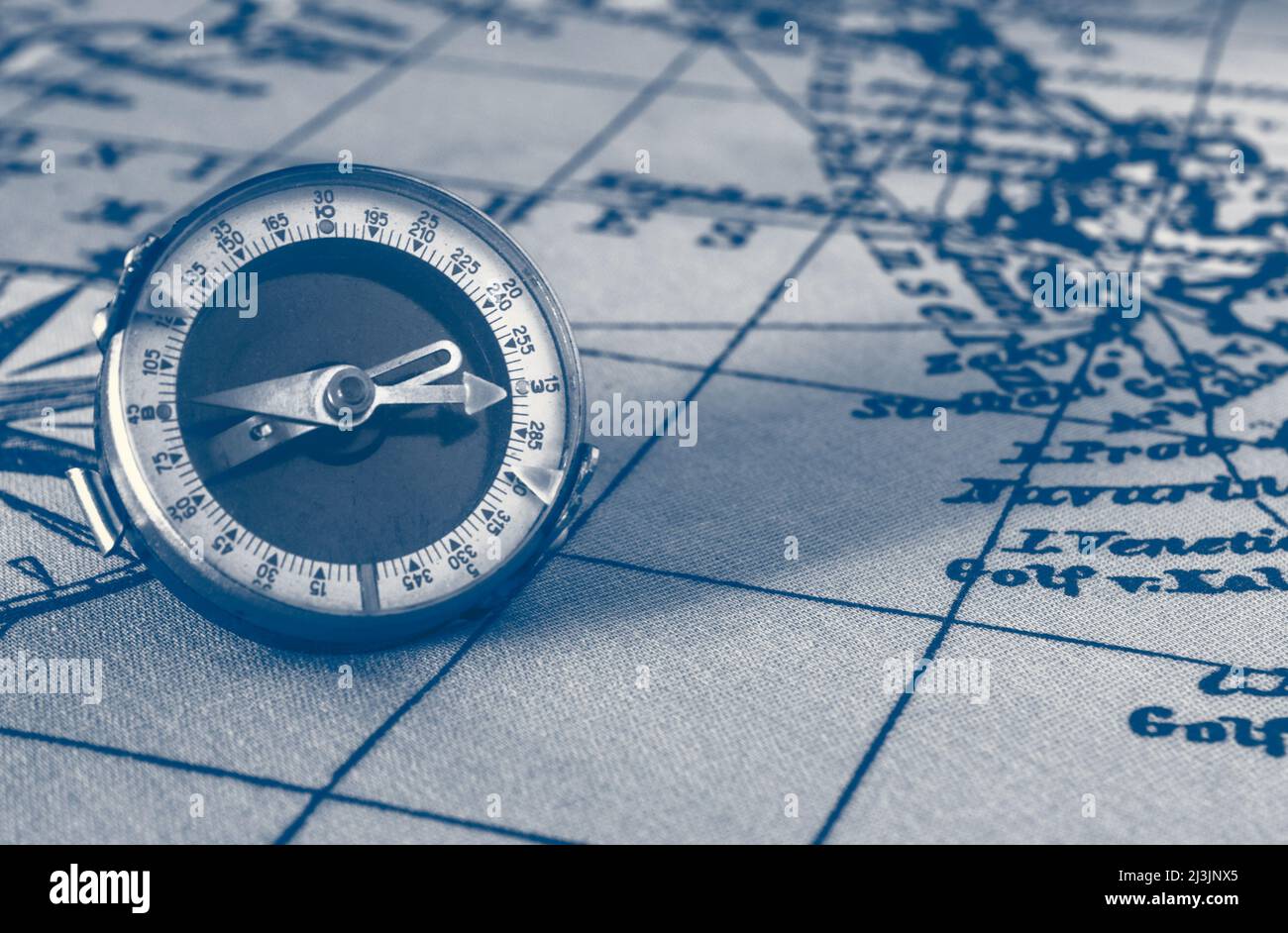 Vecchia bussola magnetica su mappa mondiale vintage.viaggio, geografia, navigazione, turismo e concetto di esplorazione background.Macro scatto, fuoco poco profondo. Foto Stock