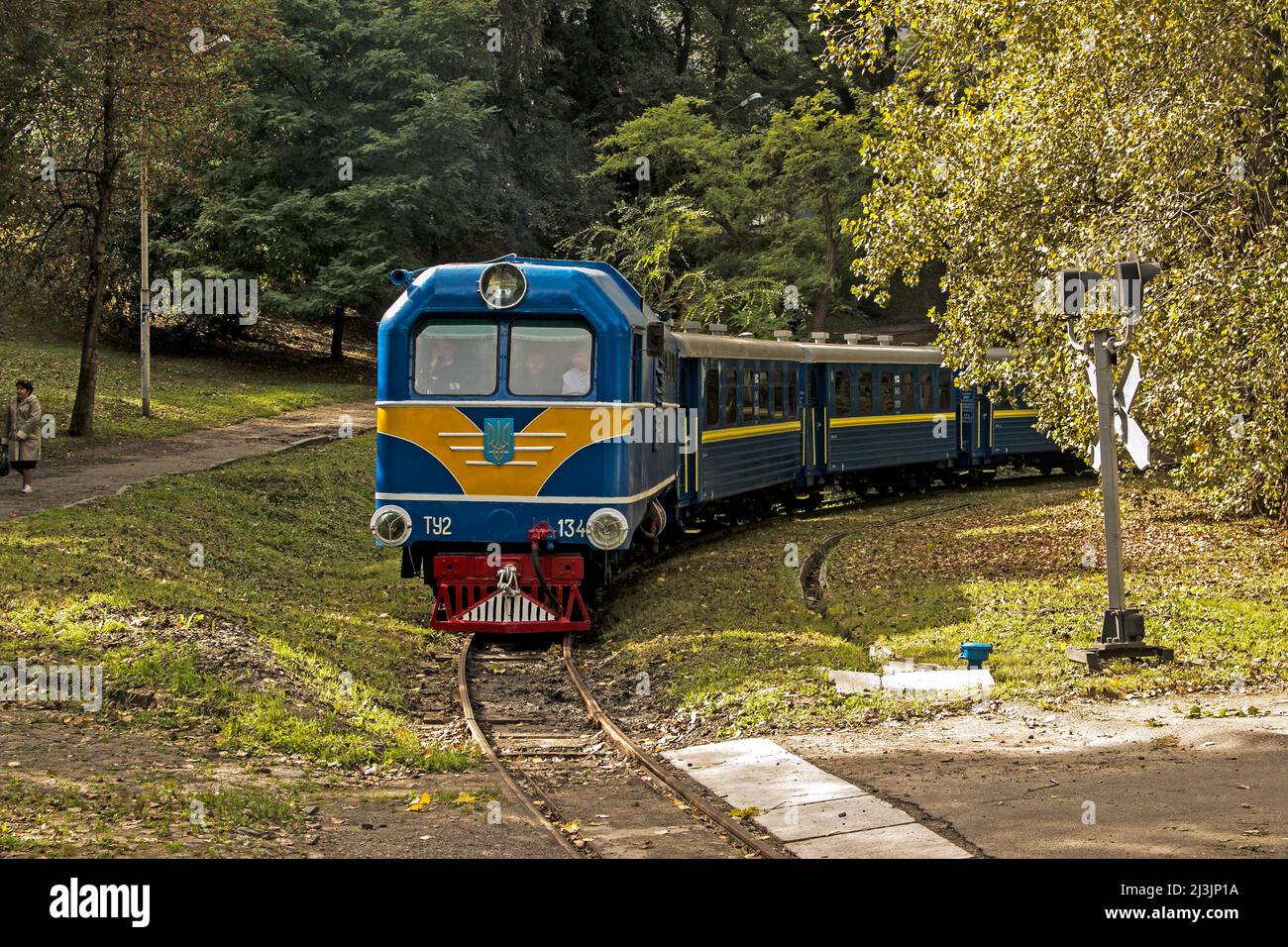 Dnepropetrovsk, Ucraina - 26.09.2021: Ferrovia Ucraina per bambini dal 1960s nel parco cittadino. Treno ferroviario per bambini. Foto Stock