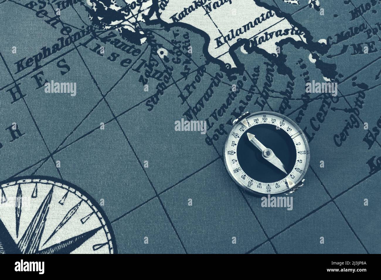 Vecchia bussola magnetica su mappa mondiale vintage.viaggio, geografia, navigazione, turismo e concetto di esplorazione background.Macro scatto, fuoco poco profondo. Foto Stock