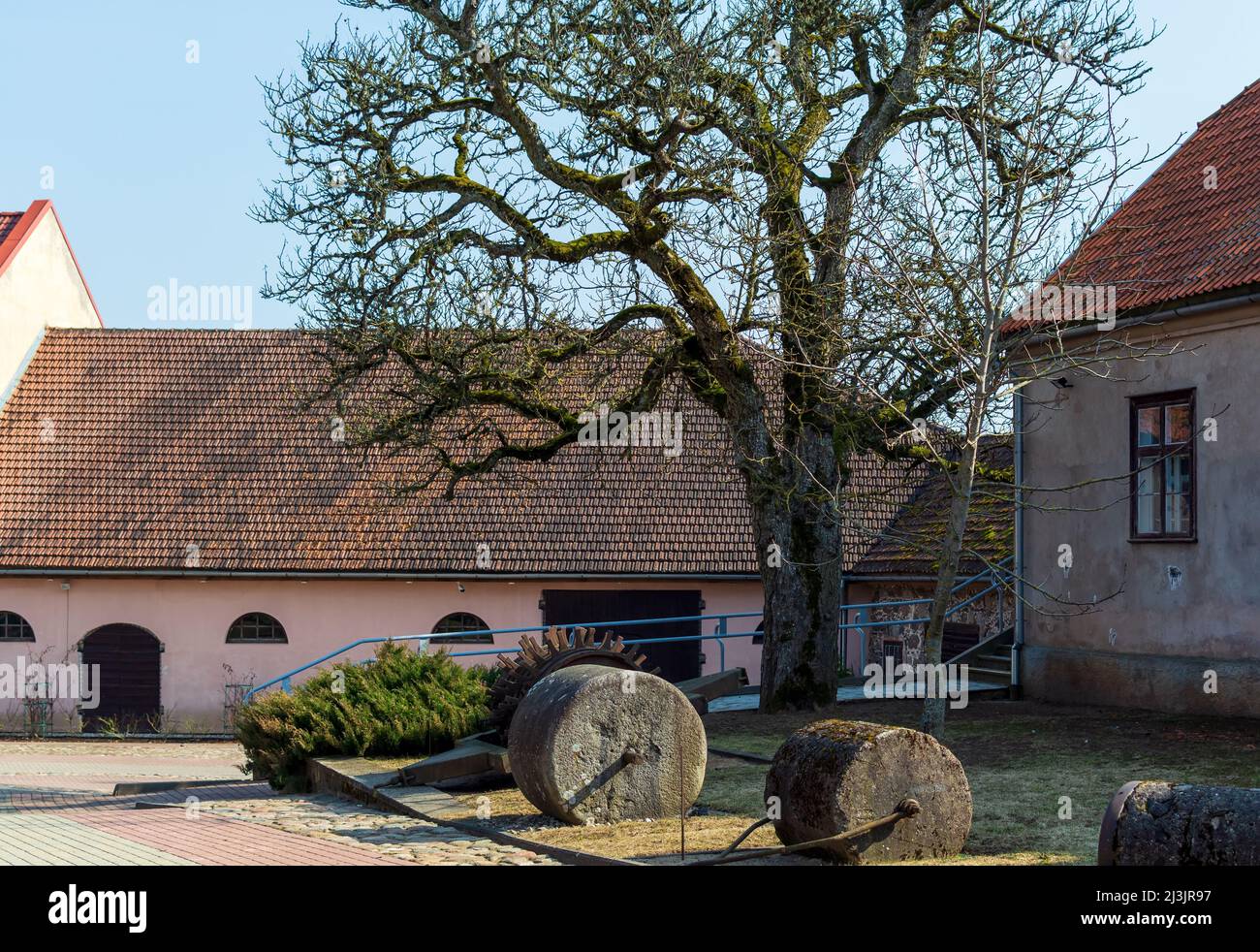 Vecchi rulli in pietra pesante nel cantiere di Slokenbeka a Milzkalne, Lettonia. Il maniero è un sito archeologico e architettonico nazionale. IT Foto Stock