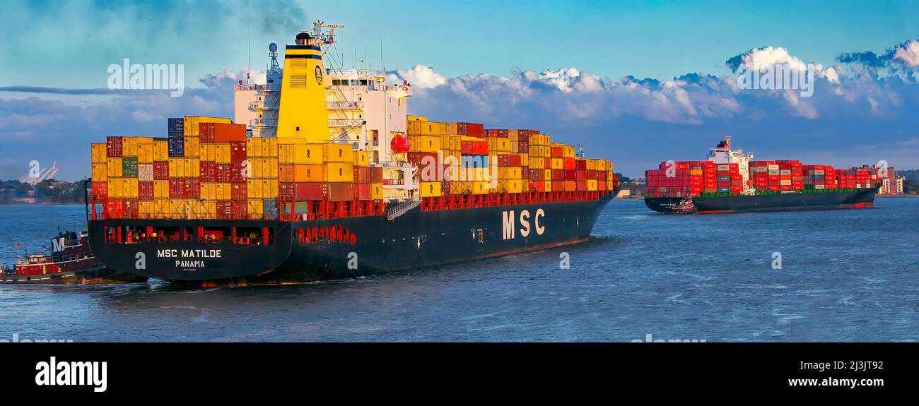 Navi Container scortate al mare, Port Elizabeth, NJ Foto Stock