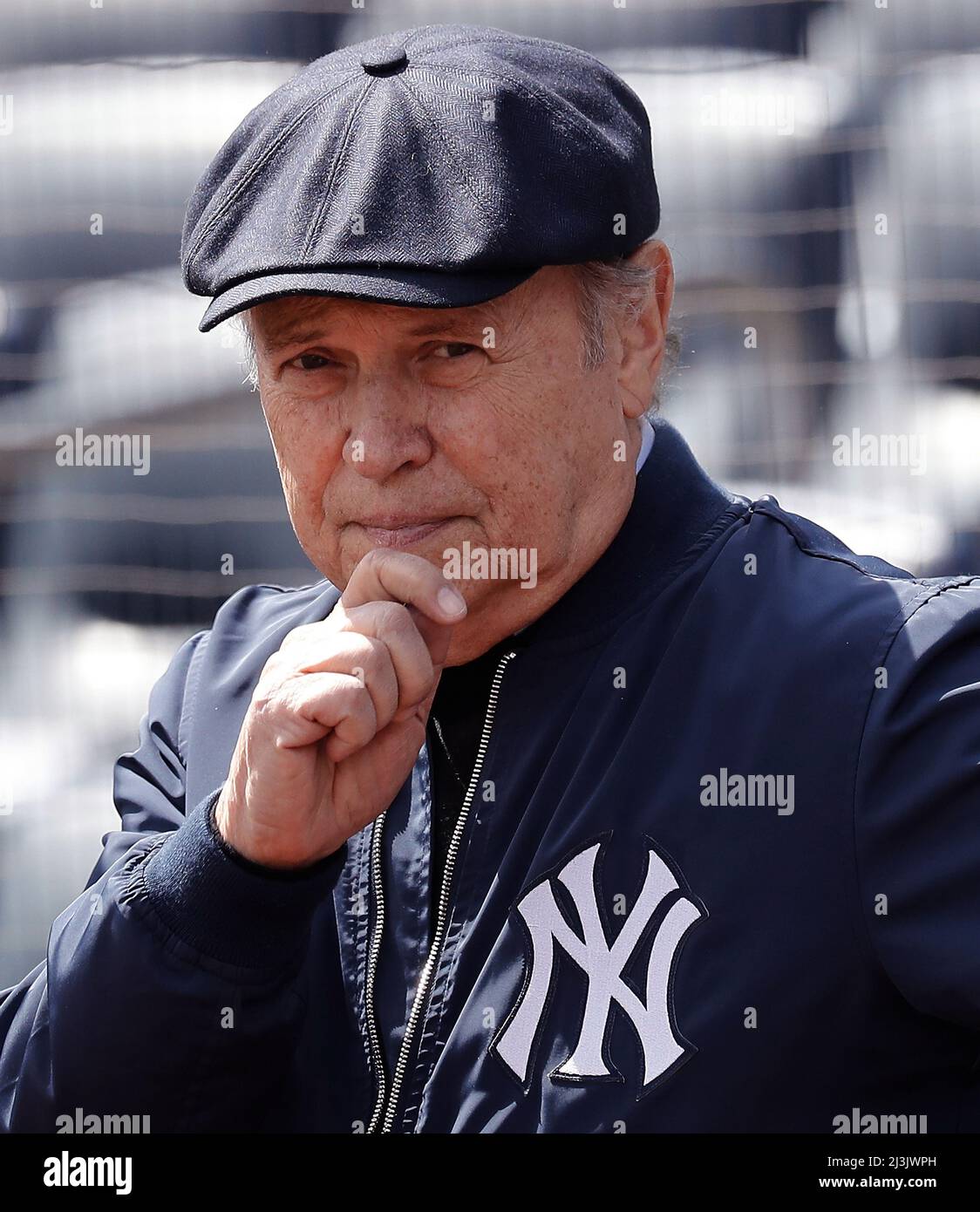 Bronx, Stati Uniti. 08th Apr 2022. L'attore Billy Crystal arriva a lanciare il primo campo cerimoniale il giorno di apertura contro i Boston Red Sox allo Yankee Stadium venerdì 8th aprile 2022 a New York City. Foto di Peter Foley/UPI Credit: UPI/Alamy Live News Foto Stock