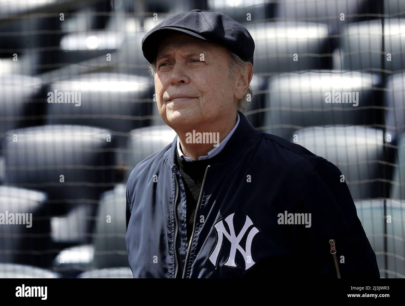 Bronx, Stati Uniti. 08th Apr 2022. L'attore Billy Crystal arriva a lanciare il primo campo cerimoniale il giorno di apertura contro i Boston Red Sox allo Yankee Stadium venerdì 8th aprile 2022 a New York City. Foto di Peter Foley/UPI Credit: UPI/Alamy Live News Foto Stock