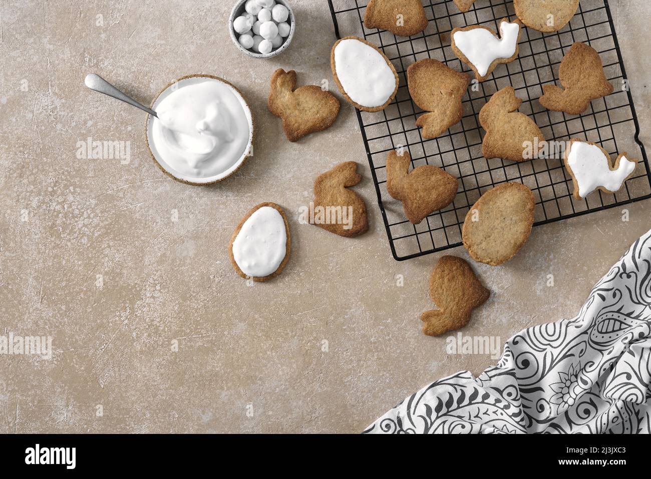 Sfondo di Pasqua. Biscotti a forma di coniglietto pasquale e uova di pasqua. Biegi lo sfondo dello spazio di visualizzazione superiore per il testo Foto Stock