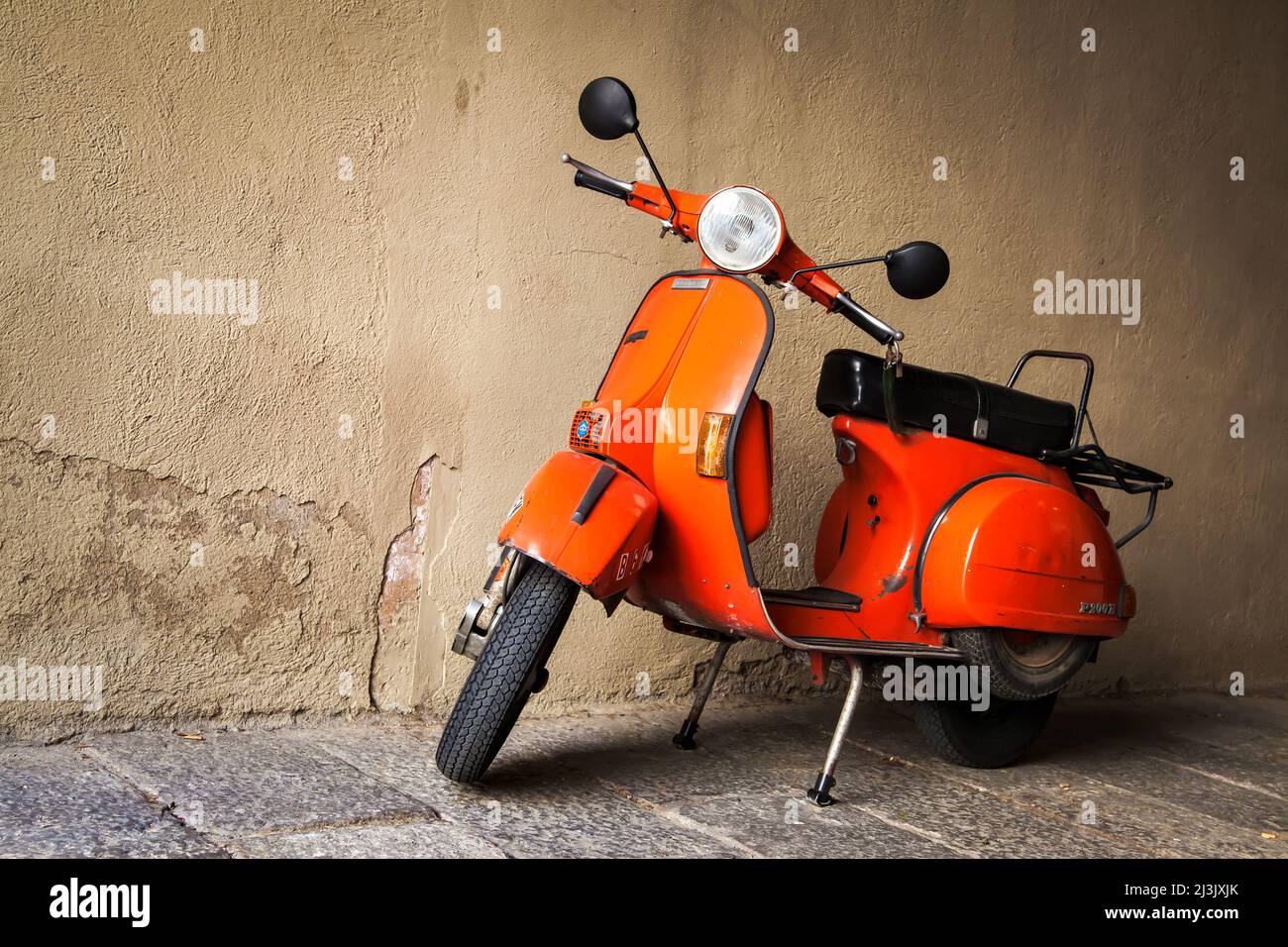 Barcellona, Spagna - 9 giugno 2011: Vespa Scooter d'epoca rossa  parcheggiata dal muro Foto stock - Alamy