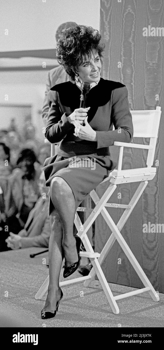 Elizabeth Taylor, promuovendo la sua linea di profumi in un negozio a San Francisco, California, Foto Stock