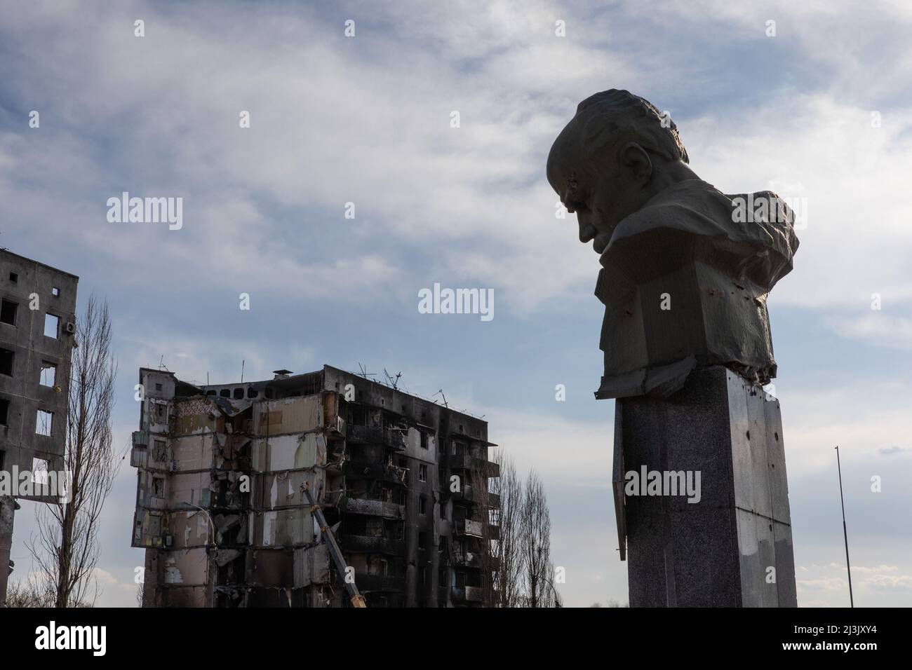 Una statua danneggiata del poeta ucraino Taras Shevchenko, e la sua poesia ha scritto "Love Your Ukraine, Love it, durante la rabbia, all'ultimo momento difficile. Pregate per lei." In seguito alla riconquistazione di Borodyanka da parte delle forze ucraine, la città fu pesantemente devastata e trasformata in rovine sotto intensi combattimenti e bombardamenti. Come il presidente ucraino Volodymyr Zelensky ha avvertito che la situazione nella città di Borodyanka, a circa 15 miglia da Buca, era "significativamente più terribile". (Foto di Alex Chan Tsz Yuk/SOPA Images/Sipa USA) Foto Stock