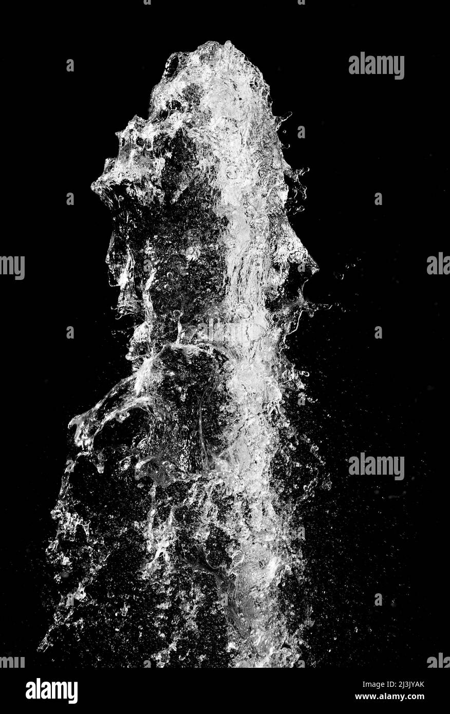 Spruzzi d'acqua isolati su sfondo nero, orientamento verticale Foto Stock