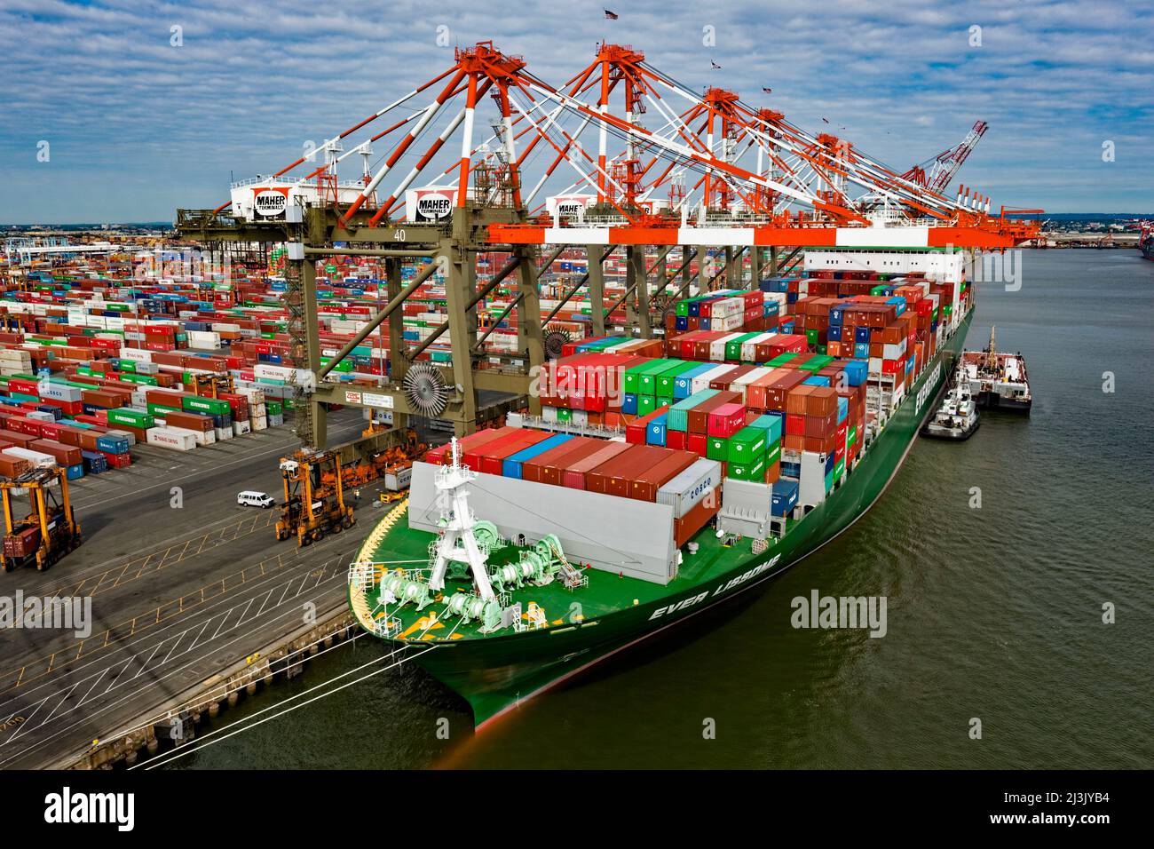 Il Super Post Panamax sempre Lissom Container Ship al Maher Terminal Foto Stock
