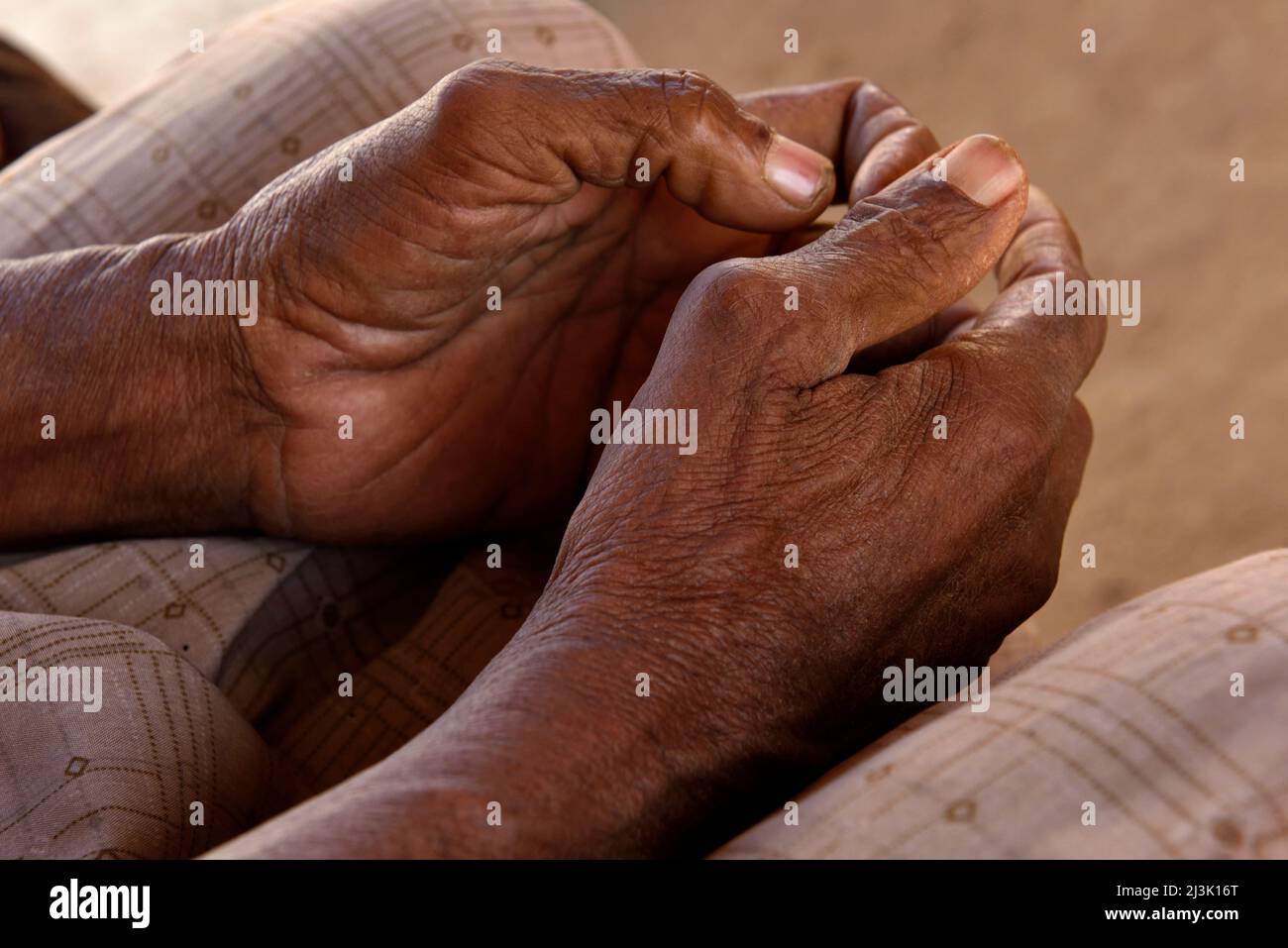 Dettaglio delle mani appartenenti ad un anziano uomo nubiano a Tumbus.; Sudan, Africa. Foto Stock