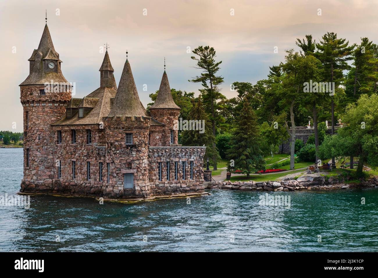 Boldt Castle, il Power House e la Torre dell'Orologio nella Baia di Alessandria delle Thousand Islands; New York, Stati Uniti d'America Foto Stock