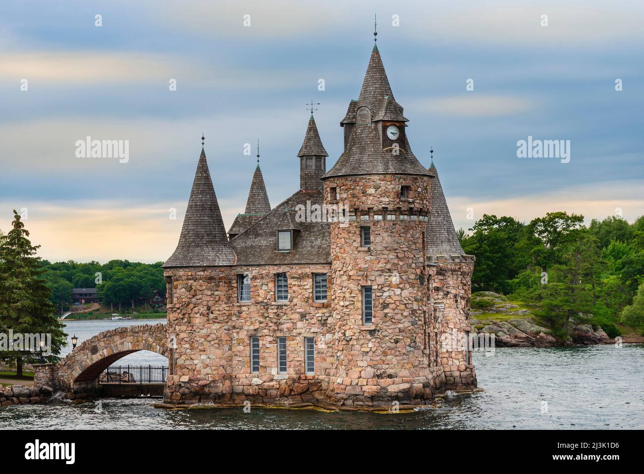 Boldt Castle, il Power House e la Torre dell'Orologio nella Baia di Alessandria delle Thousand Islands; New York, Stati Uniti d'America Foto Stock