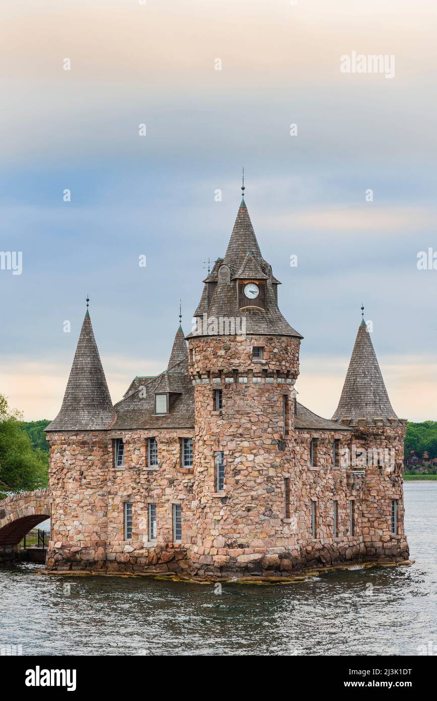 Boldt Castle, il Power House e la Torre dell'Orologio nella Baia di Alessandria delle Thousand Islands; New York, Stati Uniti d'America Foto Stock