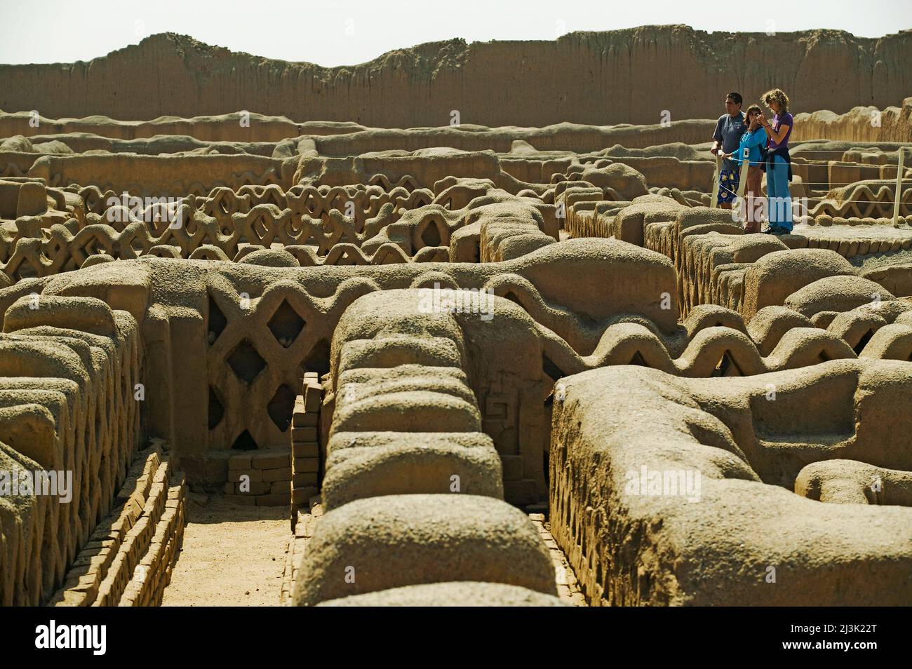Motivi rete di pesca in mura nelle rovine di Chan Chan, capitale del 13th ° secolo dell'impero pre-Inca Chimu, vicino Trujillo, Perù; Valle di Moche, Perù Foto Stock
