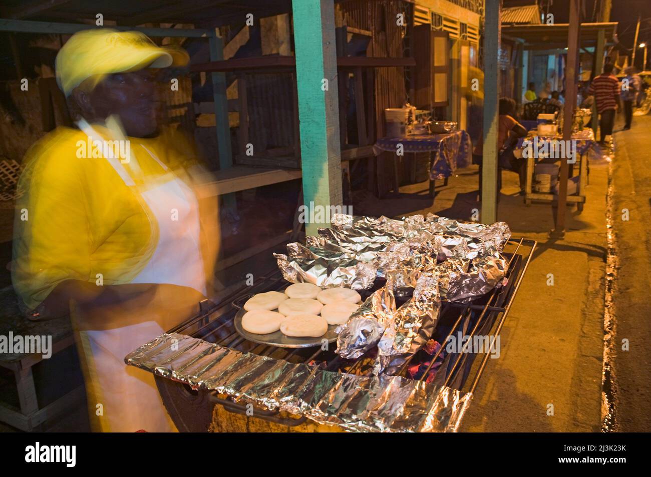 Mercato del pesce venerdì sera ad Anse la Raye, Santa Lucia, nei Caraibi; Anse la Raye, Santa Lucia Foto Stock