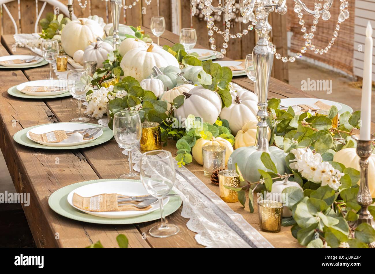 Decorazione autunnale e del giorno del Ringraziamento con mini zucche bianche. Riservato Thanksgiving o Halloween luogo impostazione in un casale tavolo set con mini Foto Stock