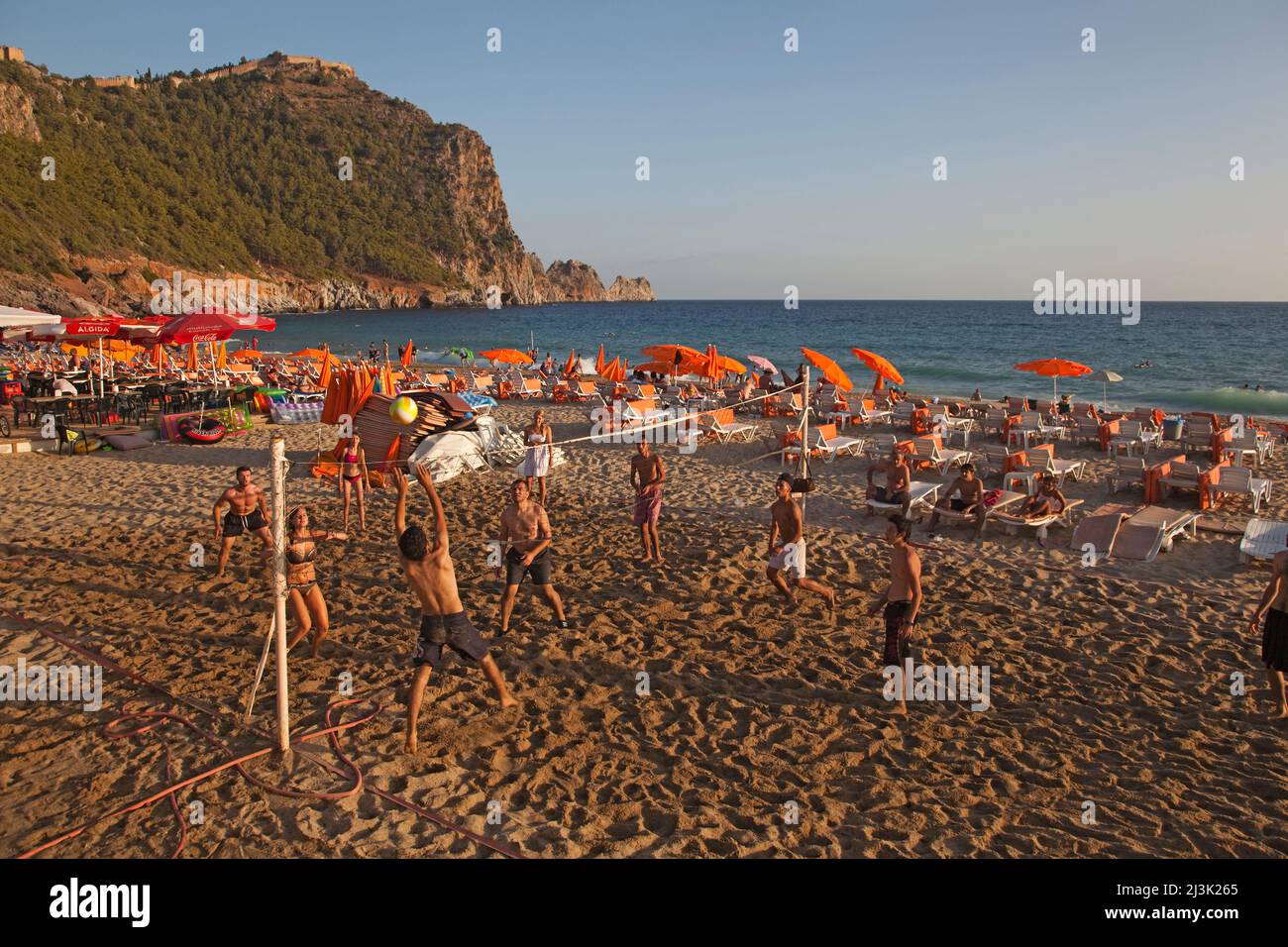 Beach volley e solarium sulla spiaggia di Cleopatra; Alanya, provincia di Antalya, Turchia Foto Stock