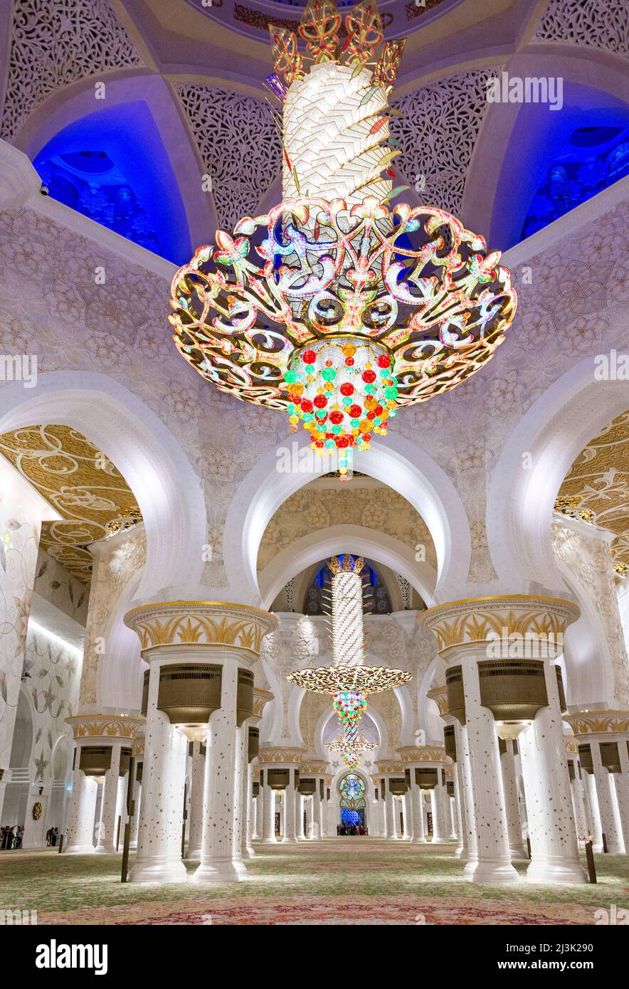 Guardando nella sala di preghiera principale della Grande Moschea di Abu Dhabi, Emirati Arabi Uniti, con i suoi lampadari di cristallo Swarovski. È anche l'auto più grande del mondo... Foto Stock