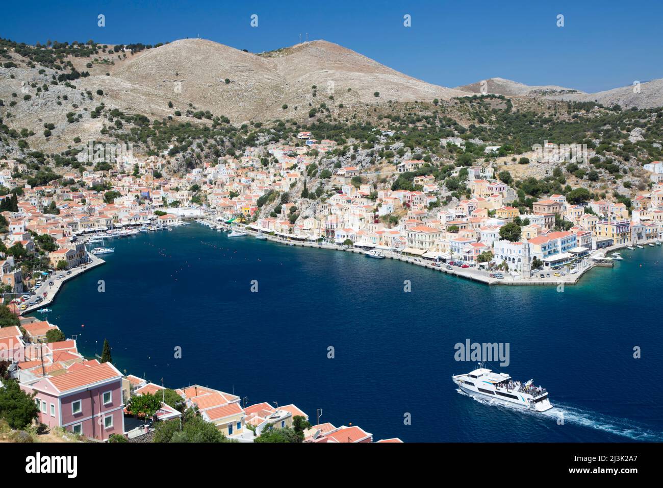 Barche nel porto di Gialos sull'isola di Symi (Simi), gruppo dell'isola del Dodecaneso, Grecia; Gialos, Symi, Dodecaneso, Grecia Foto Stock