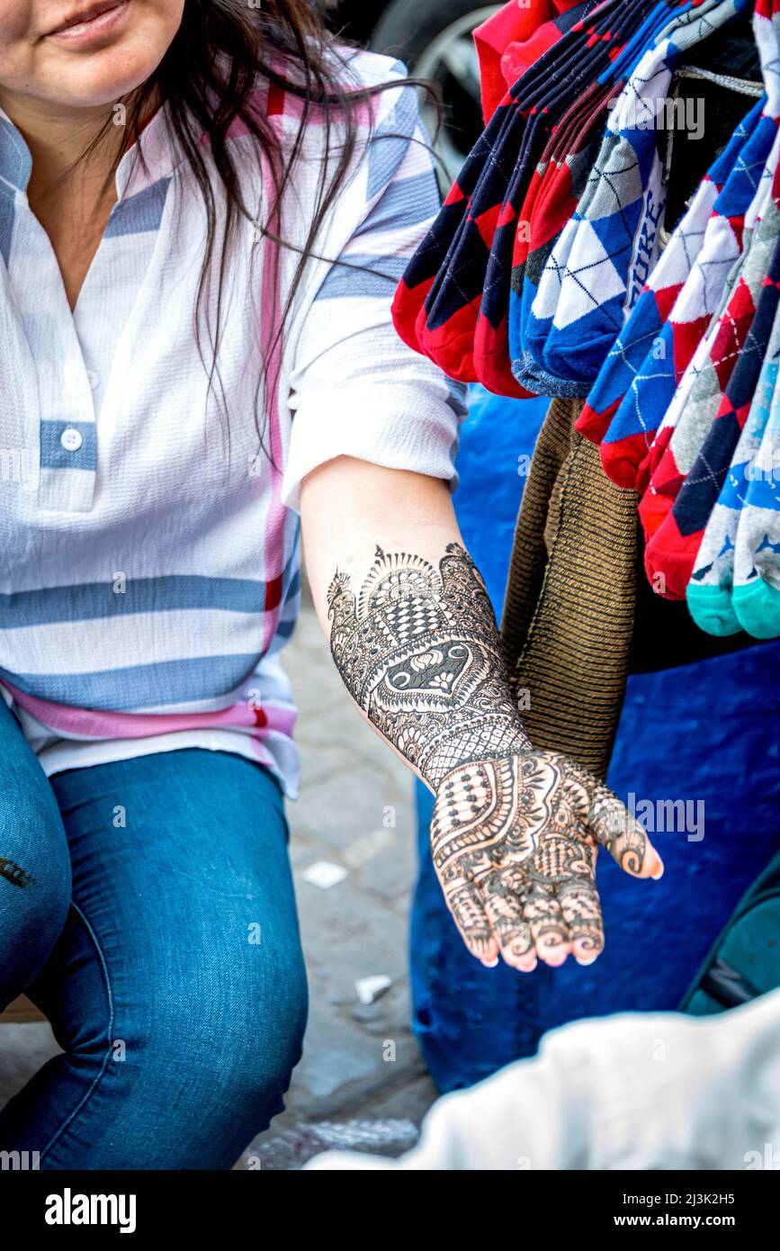 Donna mostra l'arte di Mehndi su mano e braccio; Amritsar, Punjab, India Foto Stock