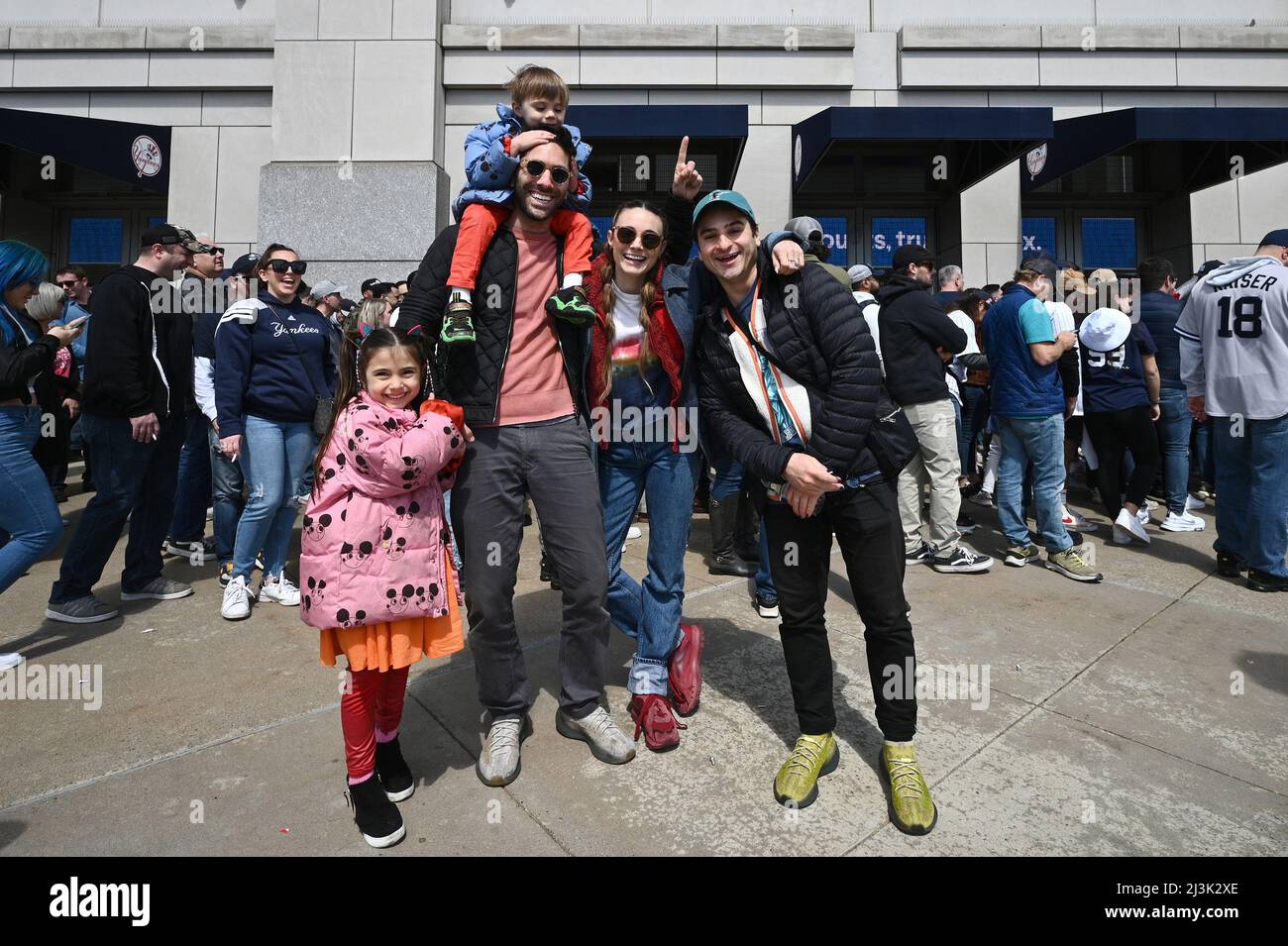 New York, Stati Uniti. 08th Apr 2022. Personalità TV Nev Schulman pone per le foto con suo figlio Beau, 3, sulle sue spalle, sua figlia Cloe (l), 5, sua moglie Laura Perlongo (centro) e amico Joey Dardano (r) fuori Yankee Stadium nella stagione Yankee giorno di apertura 2022, nel quartiere Bronx di New York City, NY, aprile 8, 2022. Il gioco inaugurale del 2022 dello Yankee è stato giocato contro i rivali di lunga data dei Boston Red Sox. (Foto di Anthony Behar/Sipa USA) Credit: Sipa USA/Alamy Live News Foto Stock