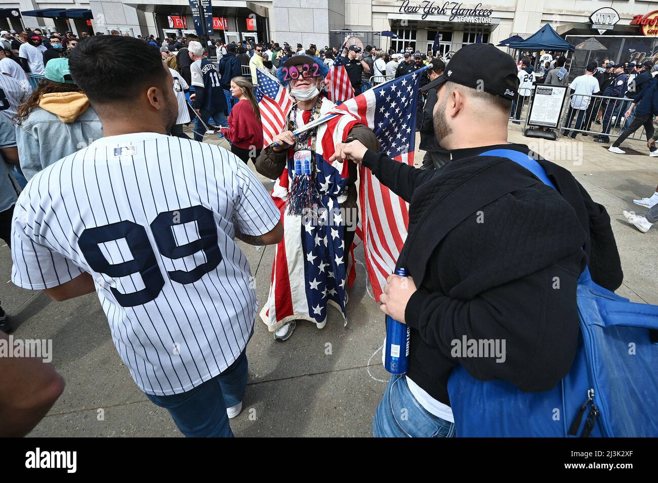 New York, Stati Uniti. 08th Apr 2022. Decorato con bandiere americane, un uomo che si chiama "Lenny Love", accoglie gli appassionati di baseball che arrivano allo Yankee Stadium il giorno di apertura Yankee 2022, nel quartiere Bronx di New York City, NY, 8 aprile 2022. Il gioco inaugurale del 2022 dello Yankee è stato giocato contro i rivali di lunga data dei Boston Red Sox. (Foto di Anthony Behar/Sipa USA) Credit: Sipa USA/Alamy Live News Foto Stock