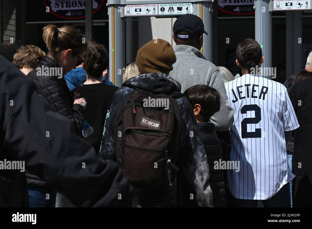 New York, Stati Uniti. 08th Apr 2022. Un fan che indossa una maglia da baseball Derek Jeter #2 è in fila per partecipare al giorno di apertura Yankee 2022, nel quartiere Bronx di New York City, NY, 8 aprile 2022. Il gioco inaugurale del 2022 dello Yankee è stato giocato contro i rivali di lunga data dei Boston Red Sox. (Foto di Anthony Behar/Sipa USA) Credit: Sipa USA/Alamy Live News Foto Stock