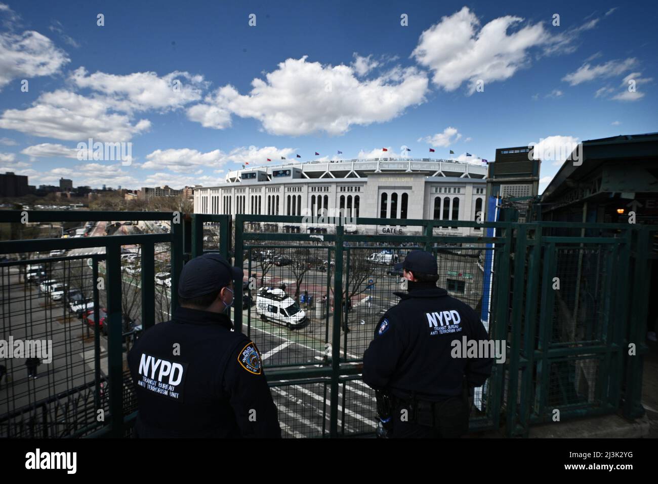 New York, Stati Uniti. 08th Apr 2022. Due funzionari della NYPD Transit Bureau Anti Terrorist Unit si trovano su una piattaforma metropolitana che guarda allo Yankee Stadium il giorno di apertura di Yankee 2022, nel quartiere Bronx di New York City, NY, 8 aprile 2022. Il gioco inaugurale del 2022 dello Yankee è stato giocato contro i rivali di lunga data dei Boston Red Sox. (Foto di Anthony Behar/Sipa USA) Credit: Sipa USA/Alamy Live News Foto Stock
