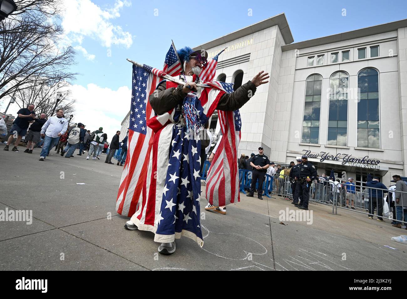 New York, Stati Uniti. 08th Apr 2022. Decorato con bandiere americane, un uomo che si chiama "Lenny Love", accoglie gli appassionati di baseball che arrivano allo Yankee Stadium il giorno di apertura Yankee 2022, nel quartiere Bronx di New York City, NY, 8 aprile 2022. Il gioco inaugurale del 2022 dello Yankee è stato giocato contro i rivali di lunga data dei Boston Red Sox. (Foto di Anthony Behar/Sipa USA) Credit: Sipa USA/Alamy Live News Foto Stock