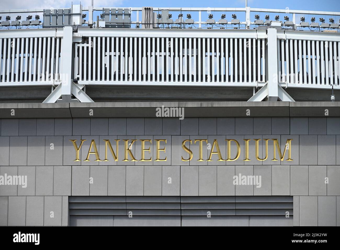New York, Stati Uniti. 08th Apr 2022. Vista dello Yankee Stadium dalla piattaforma metropolitana a del giorno di apertura Yankee 2022, nel quartiere Bronx di New York City, NY, 8 aprile 2022. Il gioco inaugurale del 2022 dello Yankee è stato giocato contro i rivali di lunga data dei Boston Red Sox. (Foto di Anthony Behar/Sipa USA) Credit: Sipa USA/Alamy Live News Foto Stock