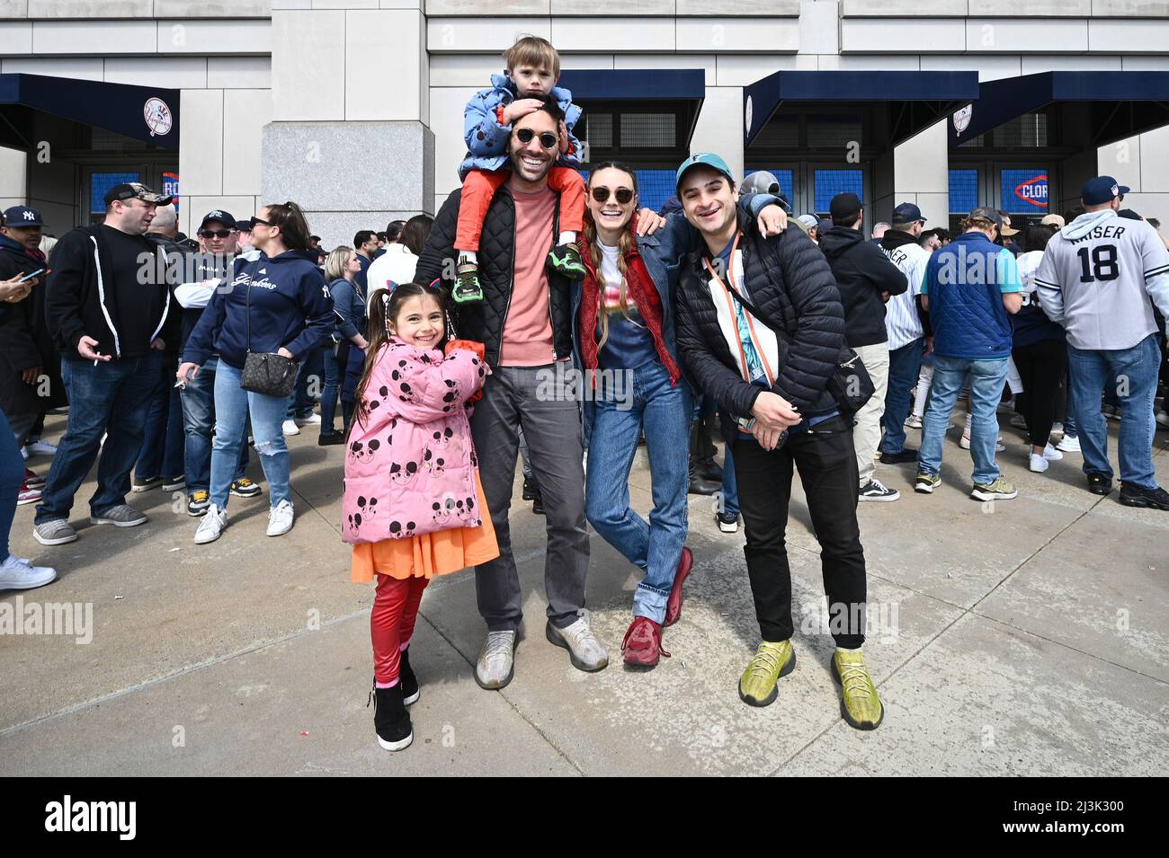 New York, Stati Uniti. 08th Apr 2022. Personalità TV Nev Schulman pone per le foto con suo figlio Beau, 3, sulle sue spalle, sua figlia Cloe (l), 5, sua moglie Laura Perlongo (centro) e amico Joey Dardano (r) fuori Yankee Stadium nella stagione Yankee giorno di apertura 2022, nel quartiere Bronx di New York City, NY, aprile 8, 2022. Il gioco inaugurale del 2022 dello Yankee è stato giocato contro i rivali di lunga data dei Boston Red Sox. (Foto di Anthony Behar/Sipa USA) Credit: Sipa USA/Alamy Live News Foto Stock
