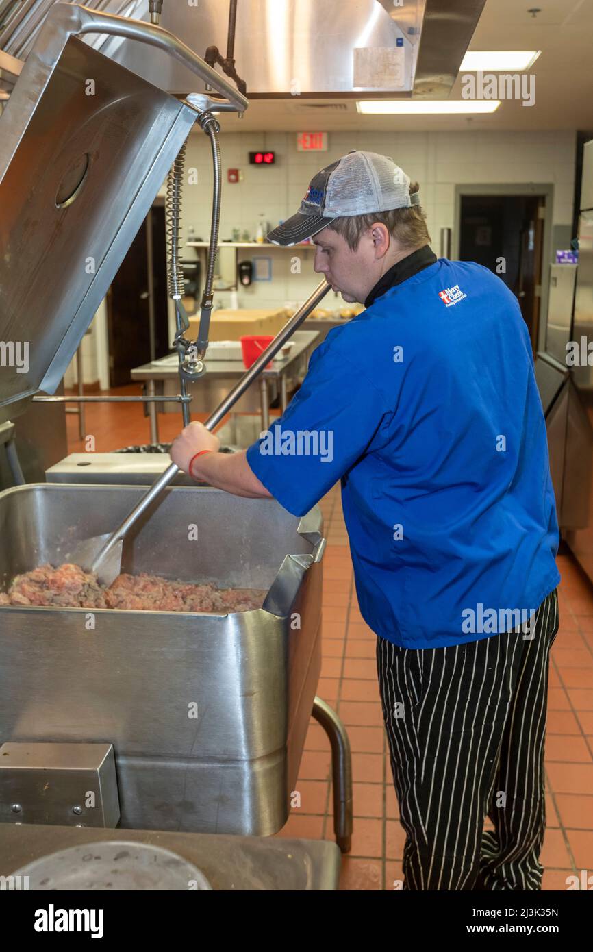 Paducah, Kentucky - Mercy Chefs prepara pasti per volontari che lavorano per riparare danni dal 2021 dicembre tornado che divastra città nella K occidentale Foto Stock