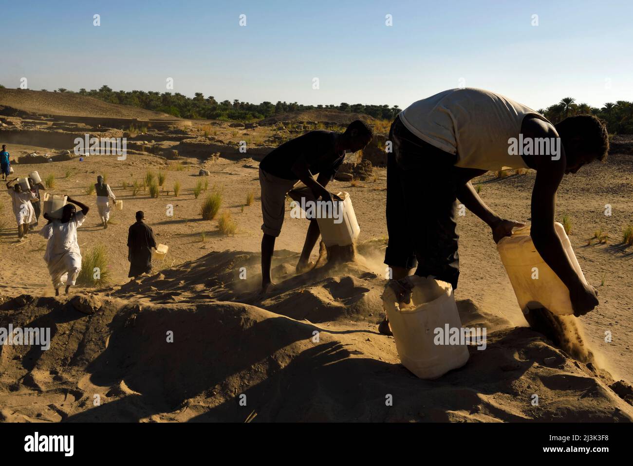 Lavoratori sudanesi nel sito archeologico di Kerma conosciuto anche come Dukki Gel.; Kerma, Sudan, Africa. Foto Stock