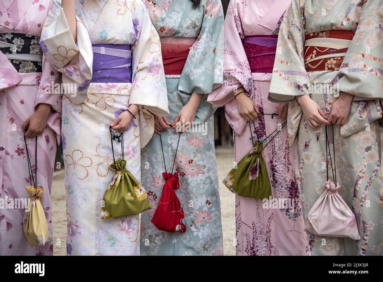 Donna in abito tradizionale, con borse di stile simile in una zona storica di Kyoto Giappone. Foto Stock