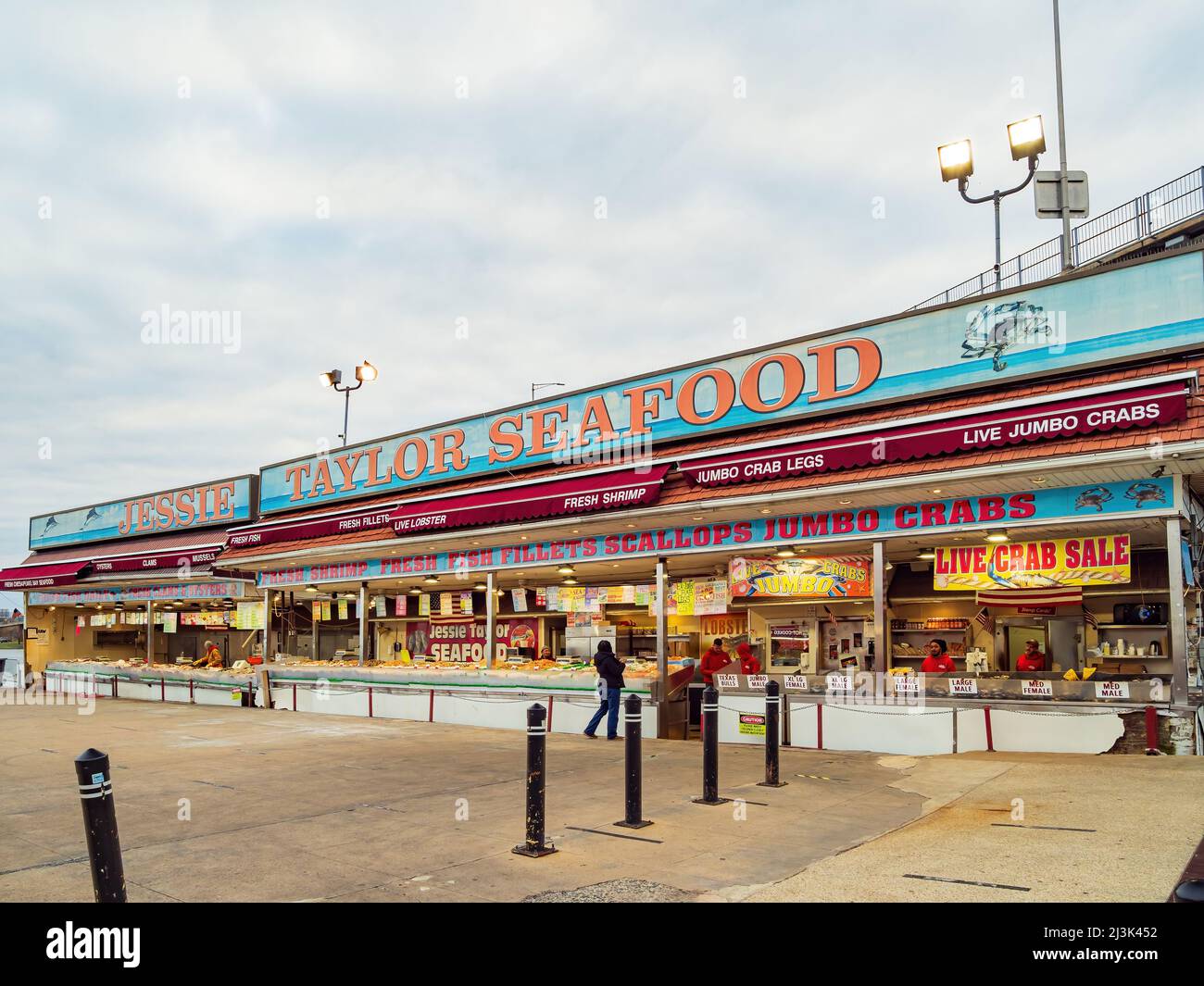 Washington DC, MAR 30 2022 - pomeriggio nuvoloso vista del Jessie Taylor Seafood of Municipal Fish Market at the Wharf Foto Stock