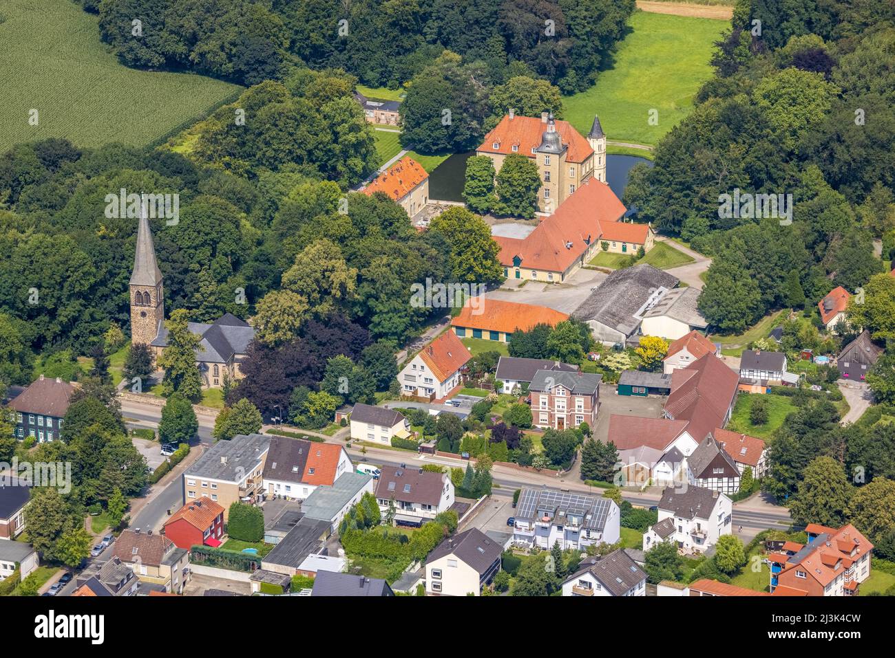 Vista aerea, Castello di Heeren e Chiesa luterana di Heeren nel distretto di Heeren-Werve, Kamen, zona della Ruhr, Renania settentrionale-Vestfalia, Germania, luogo di wor Foto Stock