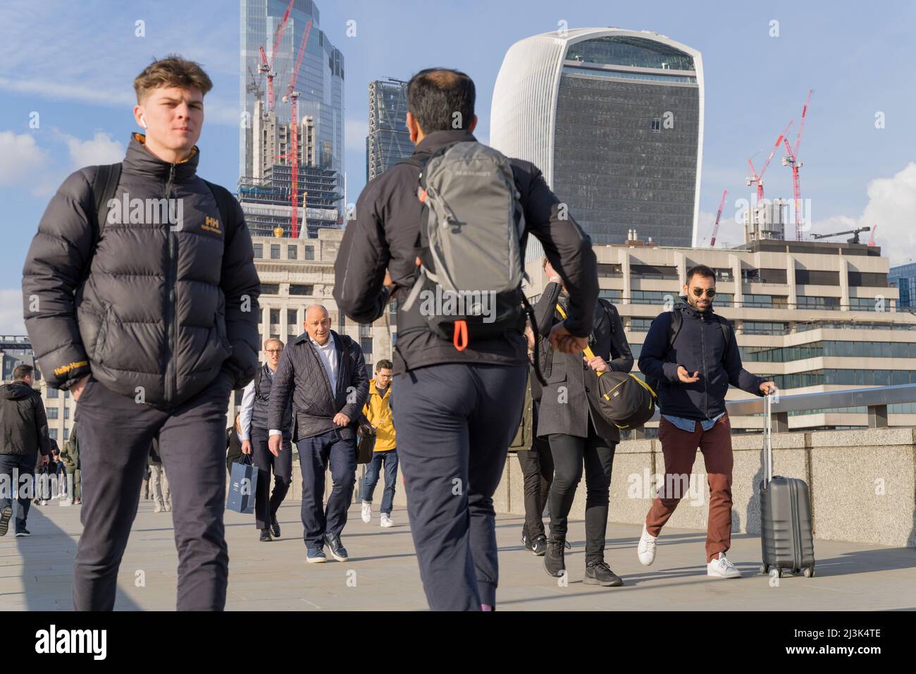 Londra, Regno Unito. 8th aprile 2022. Il pubblico ora gode della nuova libertà ritrovata senza alcuna restrizione di blocco covid in Inghilterra. gli impiegati nel distretto finanziario e i turisti stanno prendendo il sole fantastico di primavera a Londra. Tuttavia il primo Ministro Johnson ammette oggi che i blocchi sono ancora sulle carte nonostante promettente via di ritorno alla normalità e vivere con Coronavirus. Credit: Glosszoom/Alamy Live News Foto Stock