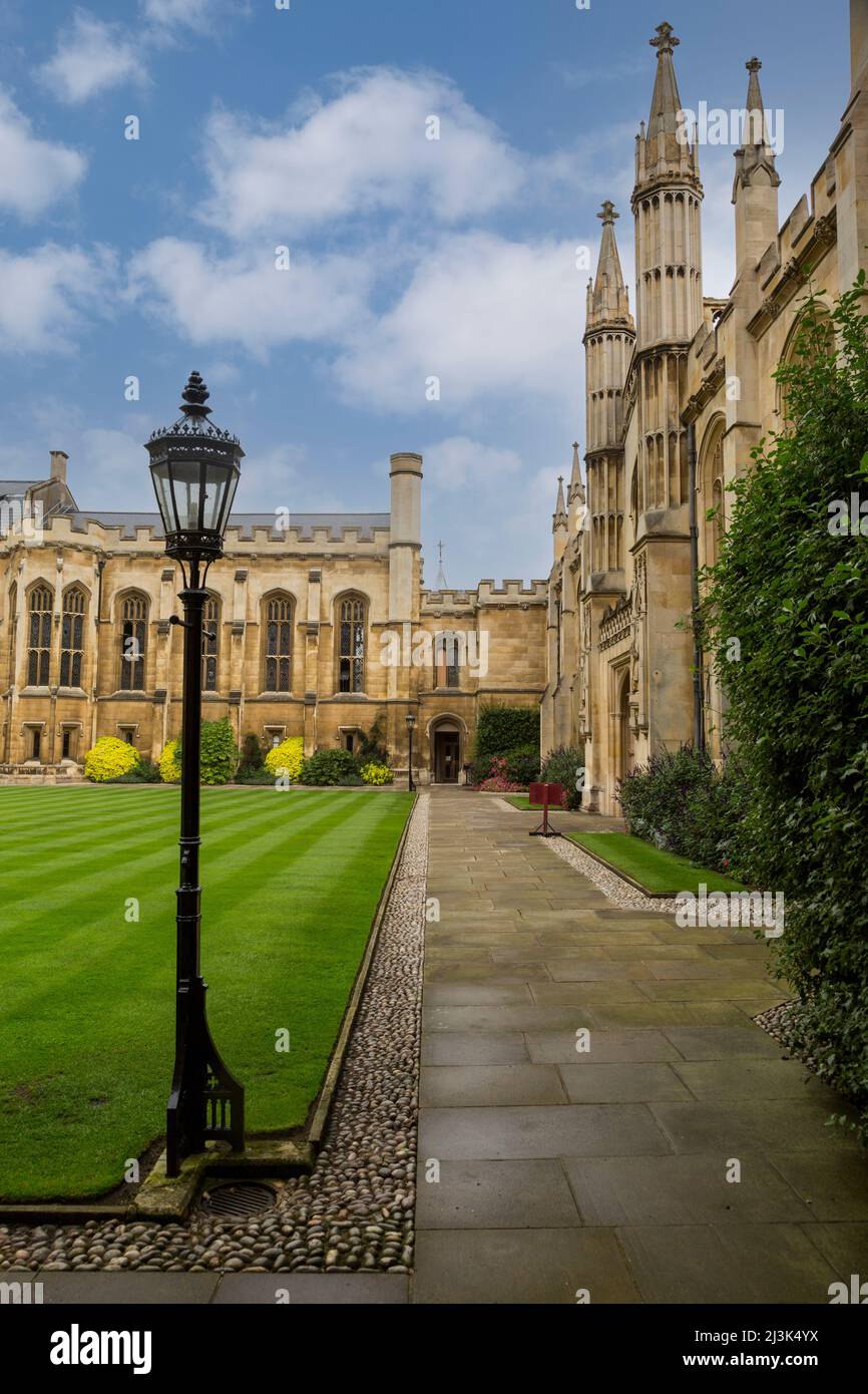 Regno Unito, Inghilterra, Cambridge. Corpus Cristi College, cortile interno, ingresso Cappella sulla destra. Foto Stock