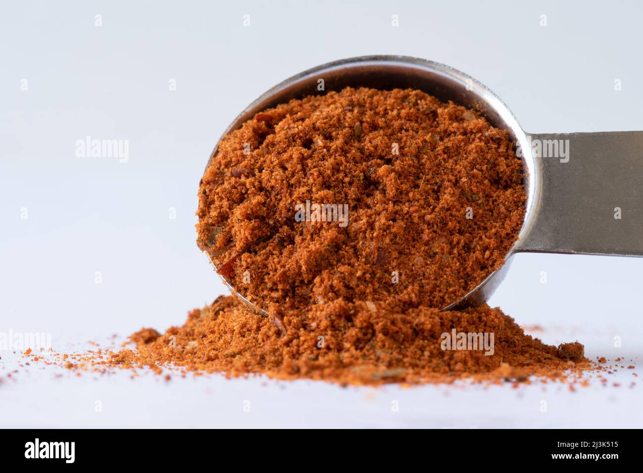 Harissa Seasoning versato da un cucchiaino da tè Foto Stock