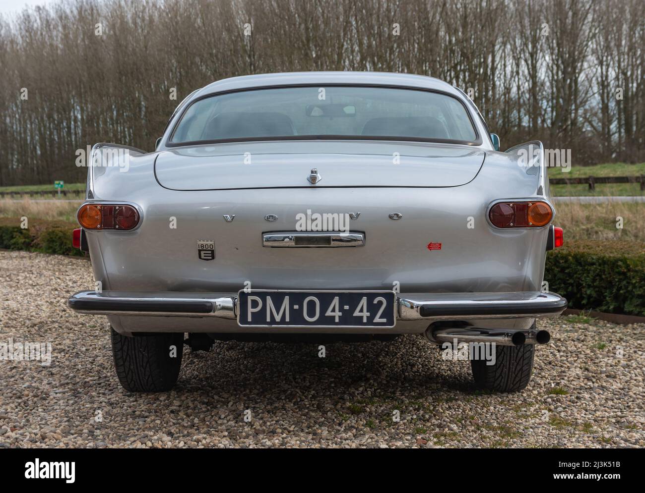 Brummen, Provincia Gelderland, Paesi Bassi, 12.03.2022, Vista posteriore di elegante auto retrò Volvo 1800 e dal 1971 Foto Stock