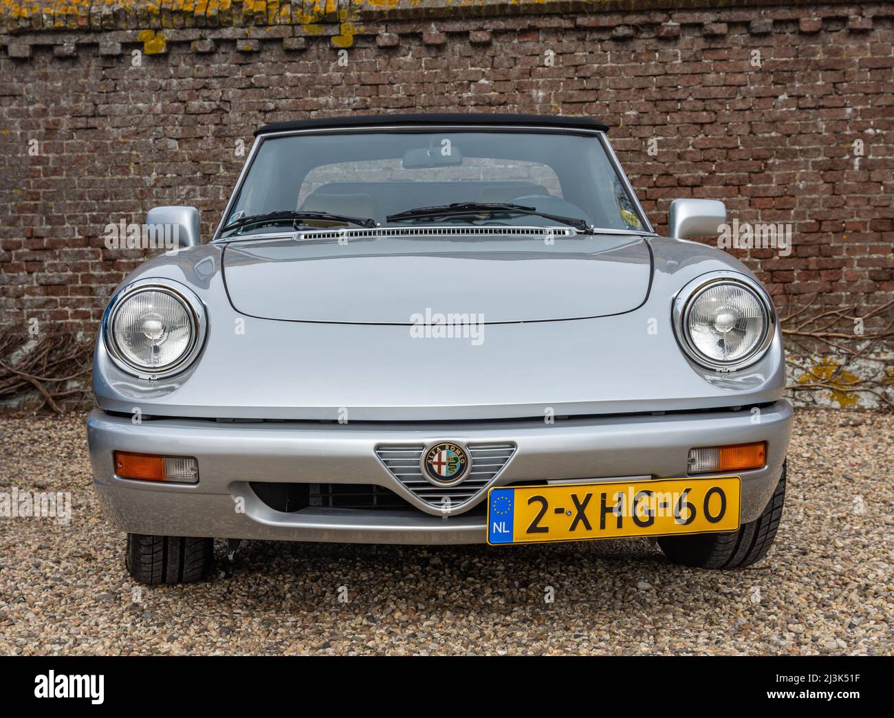Brummen, Provincia Gelderland, Paesi Bassi, 12.03.2022, retro car Alfa Romeo Spider 2,0 da 1990 in grigio, vista frontale Foto Stock