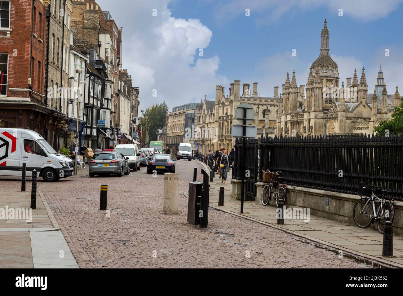 Regno Unito Inghilterra Cambridge. King's Parade, King's College sulla destra. Foto Stock