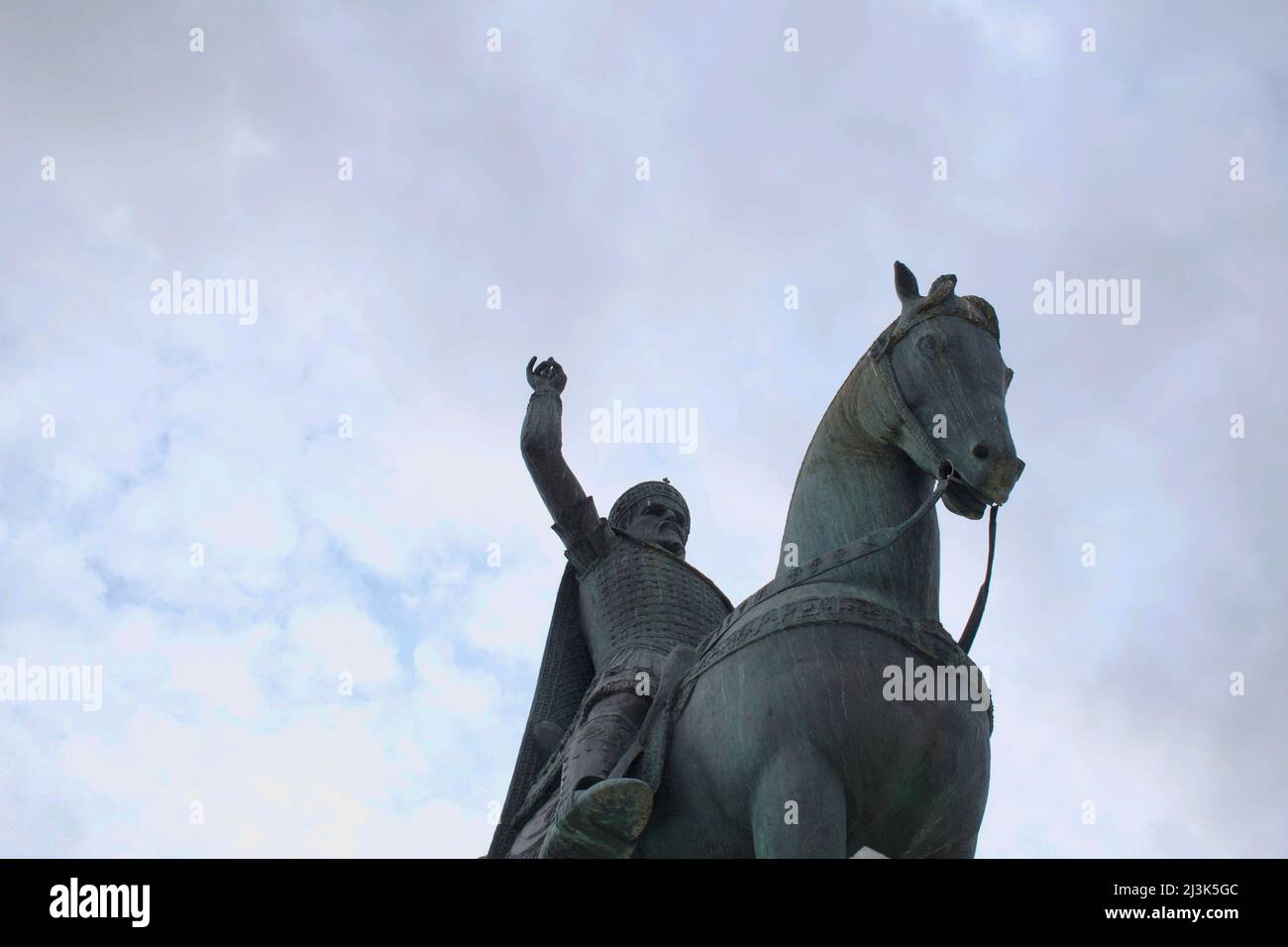 Statua dell'ultimo imperatore bizantino (Costantino XI Palaiologos) a cavallo. Palaio Faliro, Atene, Grecia Foto Stock