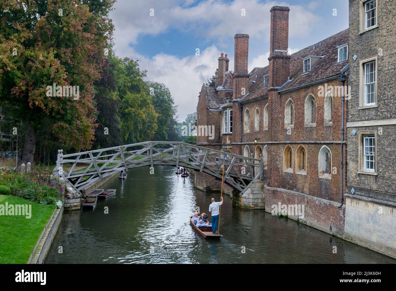 Regno Unito Inghilterra Cambridge. Punting sul fiume Cam dal ponte di matematica, Queen's College. Foto Stock