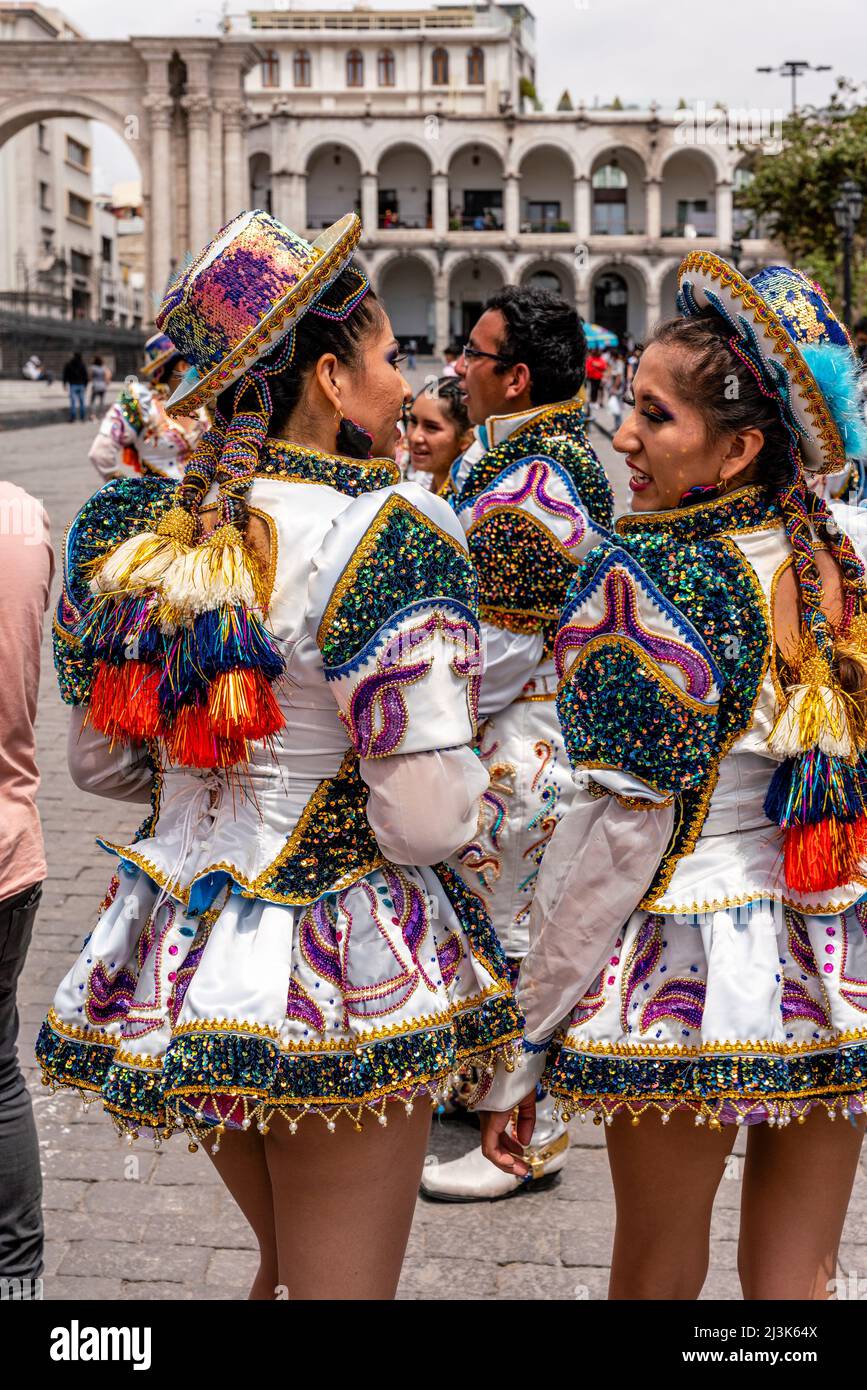 Giovani Donne da una troupe locale di ballo nella Plaza De Armas (piazza principale), Arequipa, Regione di Arequipa, Perù. Foto Stock