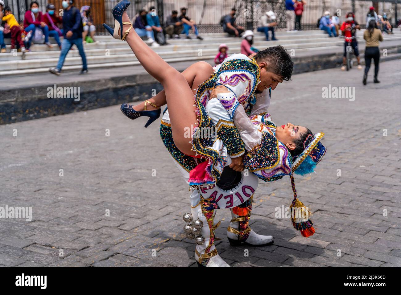 I giovani di una tradizionale Dance Troupe si esibiscono nella Plaza de Armas (piazza principale) di Arequipa, regione di Arequipa, Perù. Foto Stock