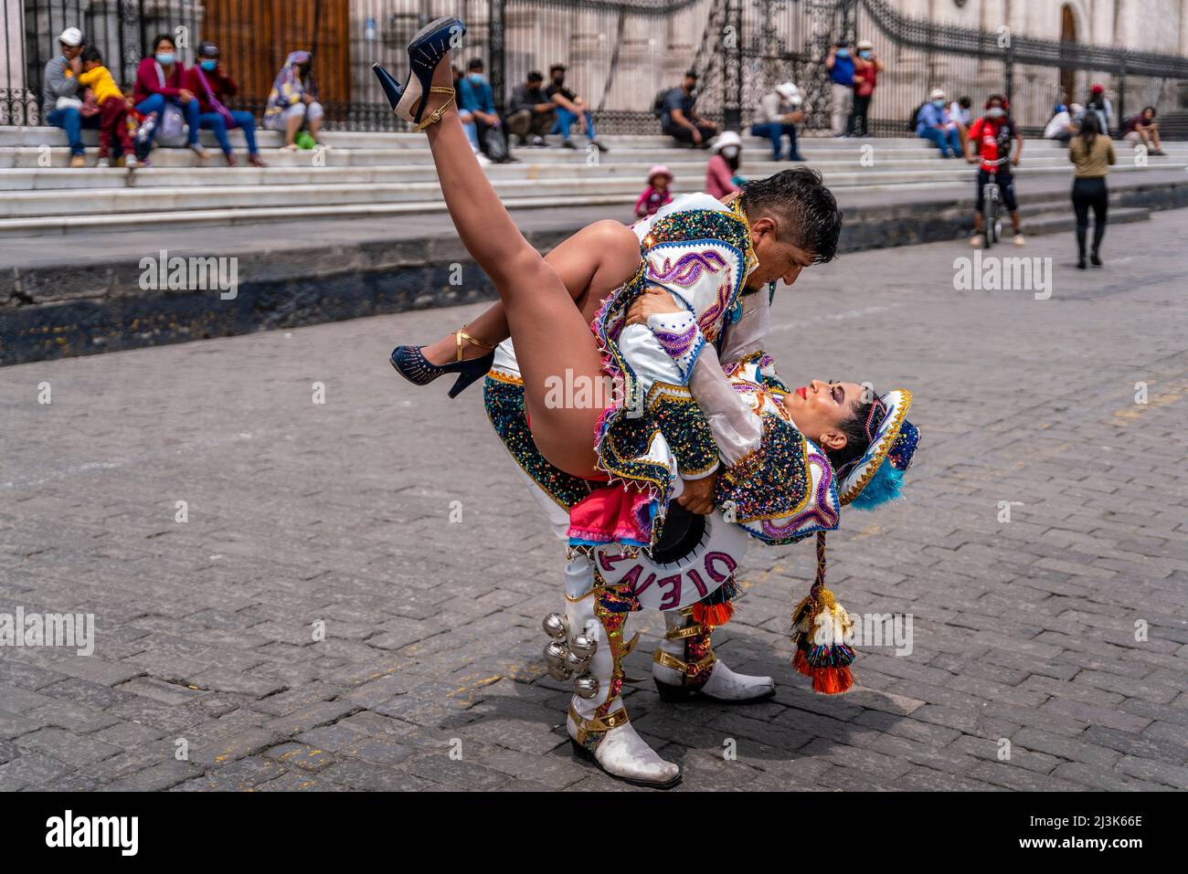 I giovani di una tradizionale Dance Troupe si esibiscono nella Plaza de Armas (piazza principale) di Arequipa, regione di Arequipa, Perù. Foto Stock