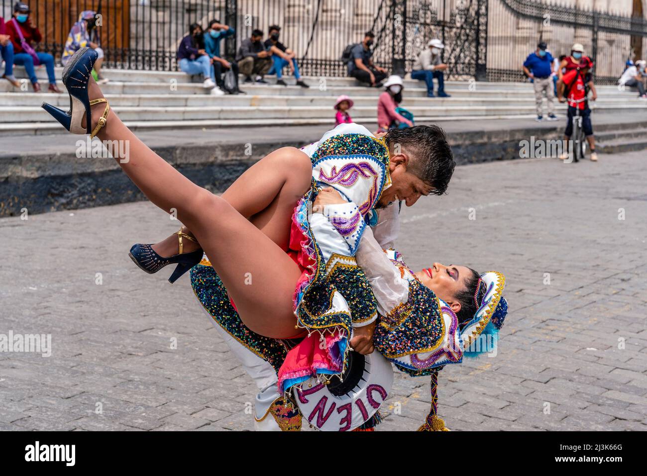 I giovani di una tradizionale Dance Troupe si esibiscono nella Plaza de Armas (piazza principale) di Arequipa, regione di Arequipa, Perù. Foto Stock