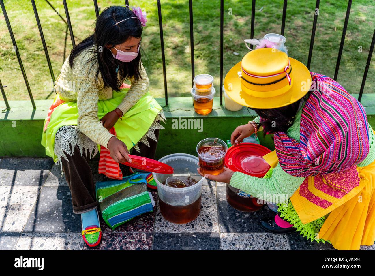 Un giovane che vende miele per le strade di Arequipa, regione di Arequipa, Perù. Foto Stock